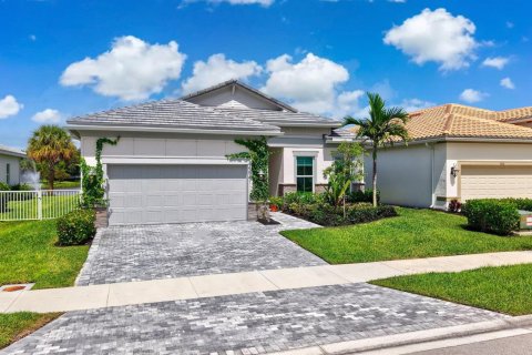 House in Delray Beach, Florida 4 bedrooms, 197.7 sq.m. № 2389938 - photo 2