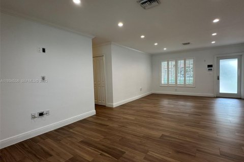 Снять в аренду виллу или дом в Пайнкрест, Флорида 4 спальни, 213.77м2, № 1992727 - фото 4