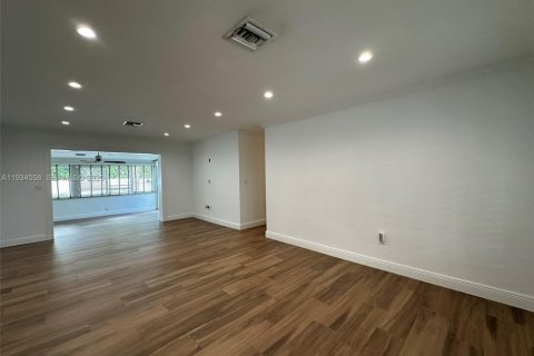 Снять в аренду виллу или дом в Пайнкрест, Флорида 4 спальни, 213.77м2, № 1992727 - фото 3