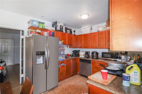 Commercial property in Miami, Florida 207.26 sq.m. № 1949824 - photo 4