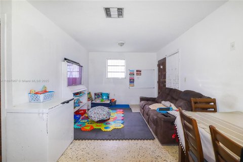 Commercial property in Miami, Florida 207.26 sq.m. № 1949824 - photo 16