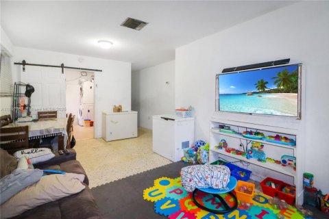 Commercial property in Miami, Florida 207.26 sq.m. № 1949824 - photo 15