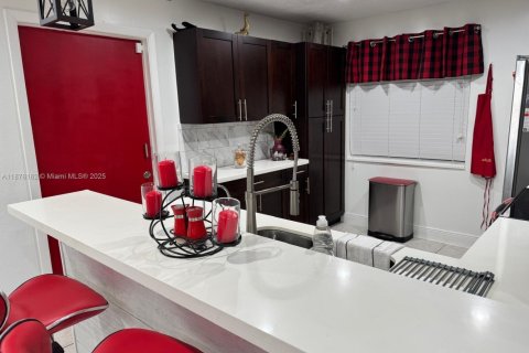 Villa ou maison à louer à Miami, Floride: 2 chambres, 92.9 m2 № 1928787 - photo 2