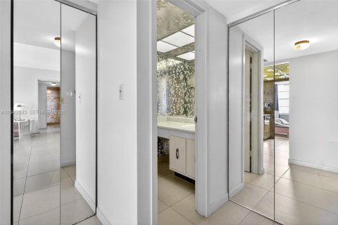 Condo in Sunny Isles Beach, Florida, 1 bedroom  № 1999345 - photo 19