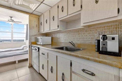 Condo in Sunny Isles Beach, Florida, 1 bedroom  № 1999345 - photo 16