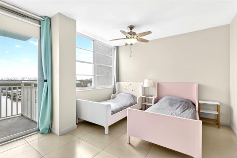 Condo in Sunny Isles Beach, Florida, 1 bedroom  № 1999345 - photo 13