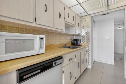 Condo in Sunny Isles Beach, Florida, 1 bedroom  № 1999345 - photo 17