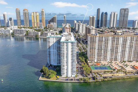Condo in Sunny Isles Beach, Florida, 1 bedroom  № 1999345 - photo 2