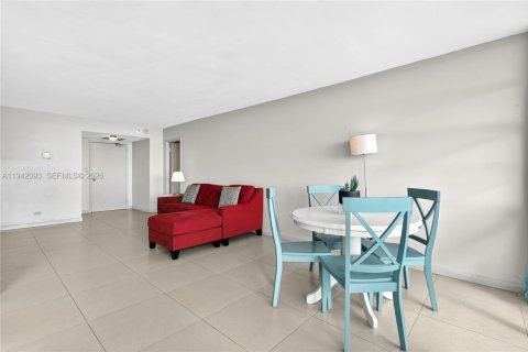 Condo in Sunny Isles Beach, Florida, 1 bedroom  № 1999345 - photo 6