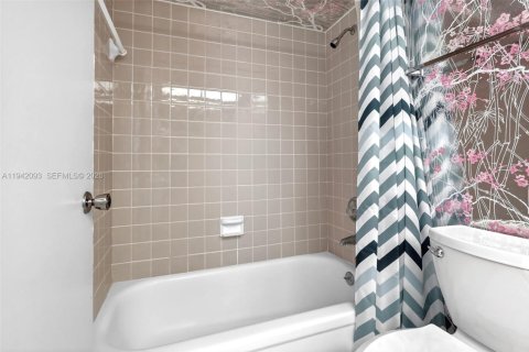 Condo in Sunny Isles Beach, Florida, 1 bedroom  № 1999345 - photo 25