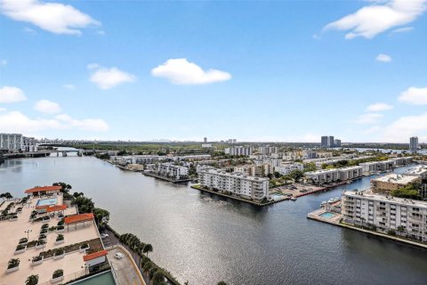 Condo in Sunny Isles Beach, Florida, 1 bedroom  № 1999345 - photo 10