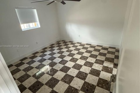 Casa en alquiler en Miami, Florida, 3 dormitorios, 298.49 m2 № 2056460 - foto 12