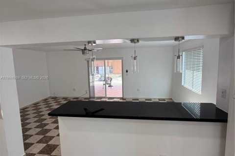 Casa en alquiler en Miami, Florida, 3 dormitorios, 298.49 m2 № 2056460 - foto 6