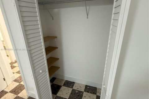 Casa en alquiler en Miami, Florida, 3 dormitorios, 298.49 m2 № 2056460 - foto 9