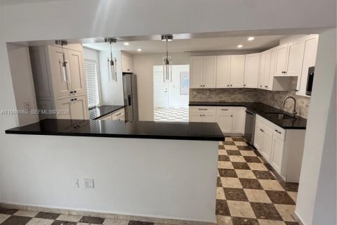 Casa en alquiler en Miami, Florida, 3 dormitorios, 298.49 m2 № 2056460 - foto 3