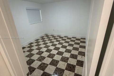Casa en alquiler en Miami, Florida, 3 dormitorios, 298.49 m2 № 2056460 - foto 8
