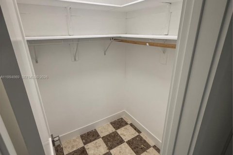 Casa en alquiler en Miami, Florida, 3 dormitorios, 298.49 m2 № 2056460 - foto 13