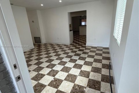 Casa en alquiler en Miami, Florida, 3 dormitorios, 298.49 m2 № 2056460 - foto 2