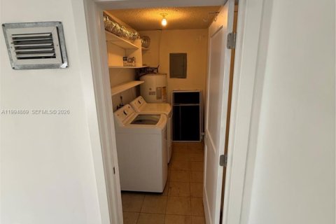 Casa en alquiler en Miami, Florida, 3 dormitorios, 298.49 m2 № 2056460 - foto 5