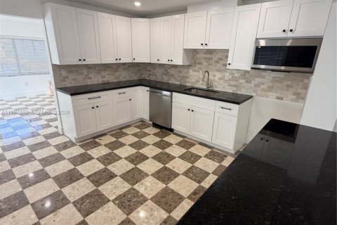 Casa en alquiler en Miami, Florida, 3 dormitorios, 298.49 m2 № 2056460 - foto 4