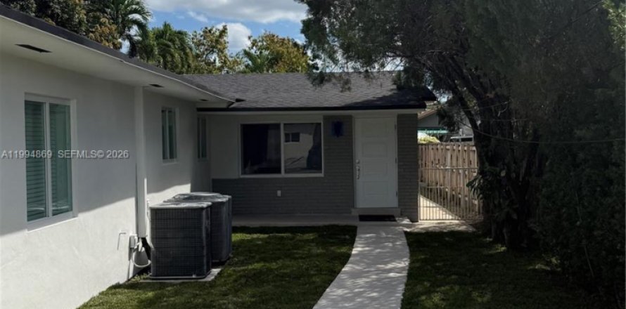 Casa en Miami, Florida 3 dormitorios, 298.49 m2 № 2056460