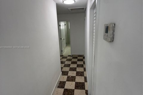 Casa en alquiler en Miami, Florida, 3 dormitorios, 298.49 m2 № 2056460 - foto 7