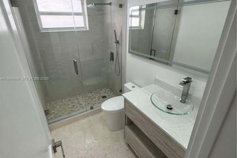 Casa en alquiler en Miami, Florida, 3 dormitorios, 298.49 m2 № 2056460 - foto 10