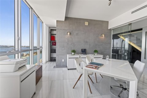 Condominio en venta en Miami, Florida, 6 dormitorios, 645.86 m2 № 2008699 - foto 13