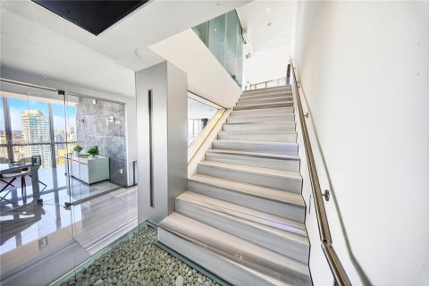 Condominio en venta en Miami, Florida, 6 dormitorios, 645.86 m2 № 2008699 - foto 27
