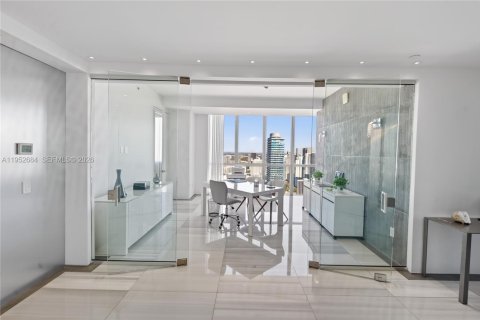 Condominio en venta en Miami, Florida, 6 dormitorios, 645.86 m2 № 2008699 - foto 10
