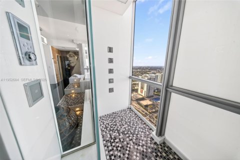 Condominio en venta en Miami, Florida, 6 dormitorios, 645.86 m2 № 2008699 - foto 21