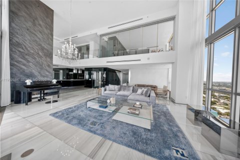 Condominio en venta en Miami, Florida, 6 dormitorios, 645.86 m2 № 2008699 - foto 30