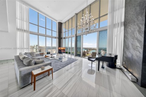 Condominio en venta en Miami, Florida, 6 dormitorios, 645.86 m2 № 2008699 - foto 5