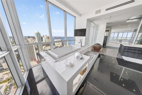 Condominio en venta en Miami, Florida, 6 dormitorios, 645.86 m2 № 2008699 - foto 22