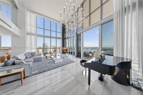 Condominio en venta en Miami, Florida, 6 dormitorios, 645.86 m2 № 2008699 - foto 26