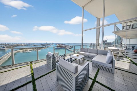 Condominio en Miami, Florida, 6 dormitorios  № 2008699