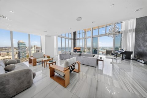 Condominio en venta en Miami, Florida, 6 dormitorios, 645.86 m2 № 2008699 - foto 8