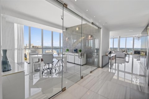Condominio en venta en Miami, Florida, 6 dormitorios, 645.86 m2 № 2008699 - foto 12