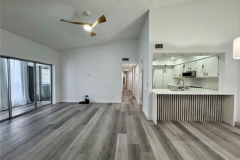 Снять в аренду квартиру в Орландо, Флорида 5 комнат, 113.99м2, № 1857692 - фото 2