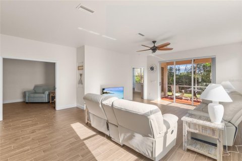 Villa ou maison à louer à North Port, Floride: 2 chambres, 138.61 m2 № 2104138 - photo 5