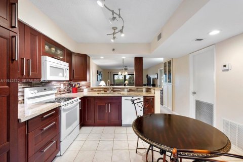 Copropriété à vendre à Pompano Beach, Floride: 2 chambres, 113.53 m2 № 2274325 - photo 13