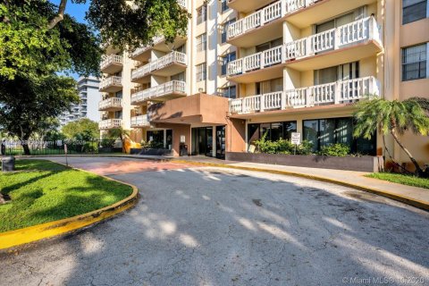 Condo in Miami, Florida, 1 bedroom  № 1809120 - photo 3