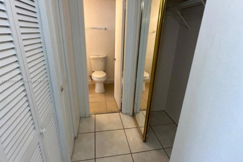 Condo in Miami, Florida, 1 bedroom  № 1809120 - photo 8
