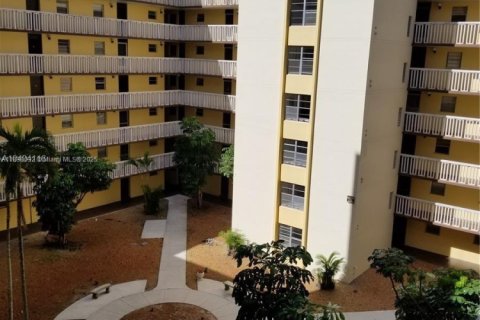 Condo in Miami, Florida, 1 bedroom  № 1809120 - photo 1
