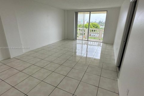 Condo in Miami, Florida, 1 bedroom  № 1809120 - photo 6