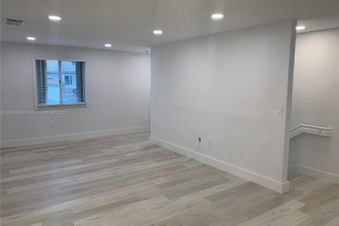 Copropriété à louer à Doral, Floride: 3 chambres, 123.56 m2 № 1890935 - photo 2