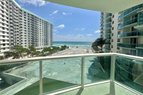 Condominio en venta en Hollywood, Florida, 1 dormitorio, 81.2 m2 № 1958945 - foto 19