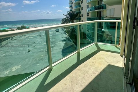 Condominio en venta en Hollywood, Florida, 1 dormitorio, 81.2 m2 № 1958945 - foto 18
