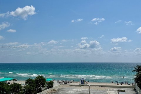 Condominio en venta en Hollywood, Florida, 1 dormitorio, 81.2 m2 № 1958945 - foto 2