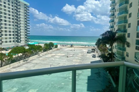 Condominio en venta en Hollywood, Florida, 1 dormitorio, 81.2 m2 № 1958945 - foto 1